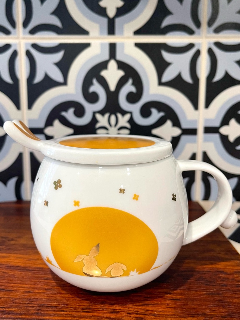 STARBUCKS 2015 Round Lidded BUNNY RABBIT Tea Ceramic Cup 12oz White Gold RAR